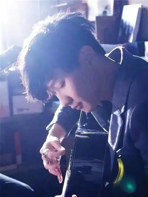 裂缝中的阳光 - 桃子鱼仔ukulele